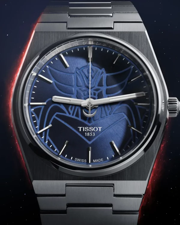 Gros plan sur la Tissot PRX UFO Robot Goldorak – cadran bleu orné du visage de Goldorak, montre automatique Powermatic 80 en acier inoxydable.