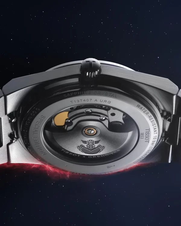 Vue rapprochée du fond transparent de la Tissot PRX UFO Robot Goldorak, révélant le mouvement automatique Powermatic 80 et la gravure Goldorak.