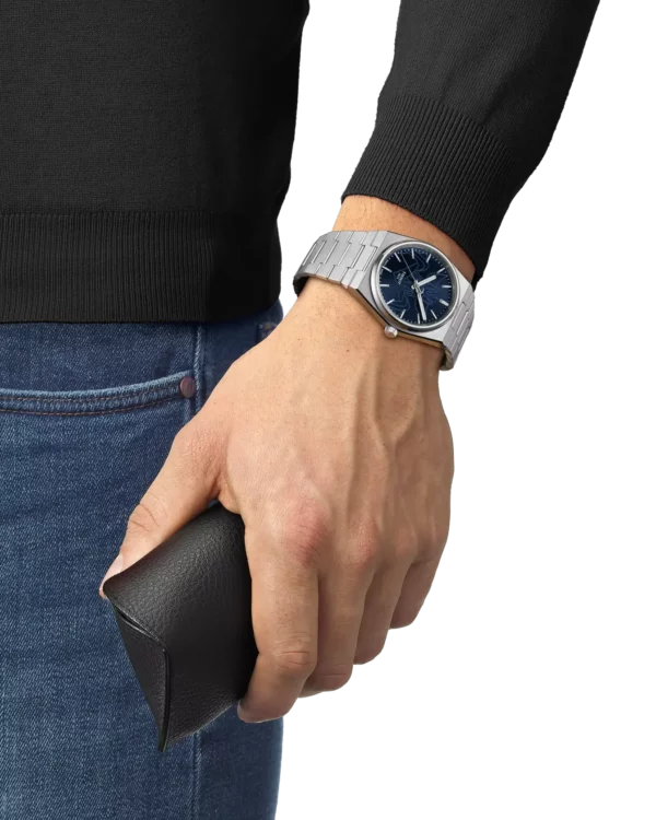 Tissot PRX UFO Robot Goldorak portée au poignet – montre automatique Powermatic 80 avec cadran bleu et bracelet acier.