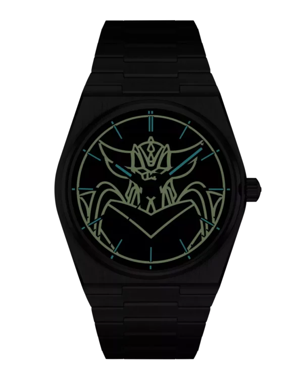 Tissot PRX UFO Robot Goldorak avec cadran lumineux Super-LumiNova® représentant le visage de Goldorak dans l’obscurité.