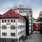 Bâtiments de la manufacture Tissot au Locle avec l’enseigne Tissot sur le toit