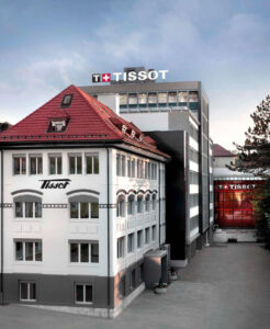 Bâtiments de la manufacture Tissot au Locle avec l’enseigne Tissot sur le toit
