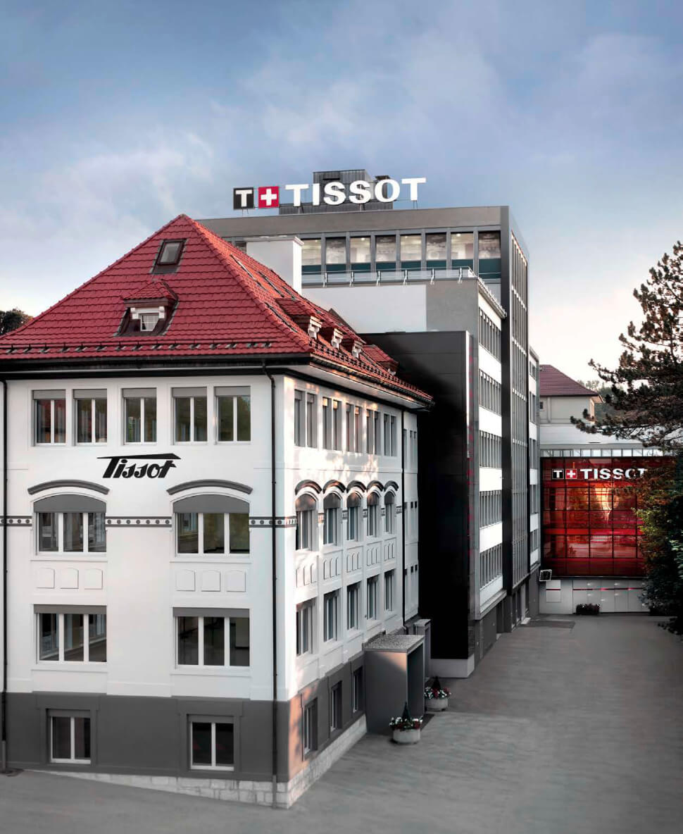 Bâtiments de la manufacture Tissot au Locle avec l’enseigne Tissot sur le toit