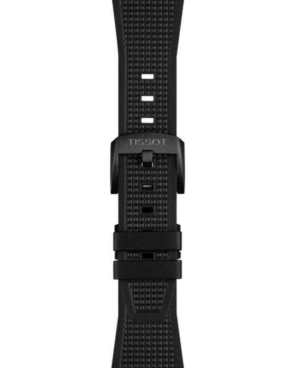 Bracelet en caoutchouc noir texturé de la montre Tissot PRX Powermatic 80 Carbone, avec boucle ardillon gravée du logo Tissot.
