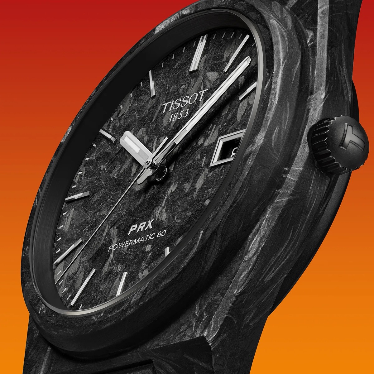 Gros plan sur la montre Tissot PRX Powermatic 80 Carbone, mettant en valeur le cadran noir en fibre de carbone, les aiguilles argentées et le boîtier texturé en composite de carbone sur fond orange.