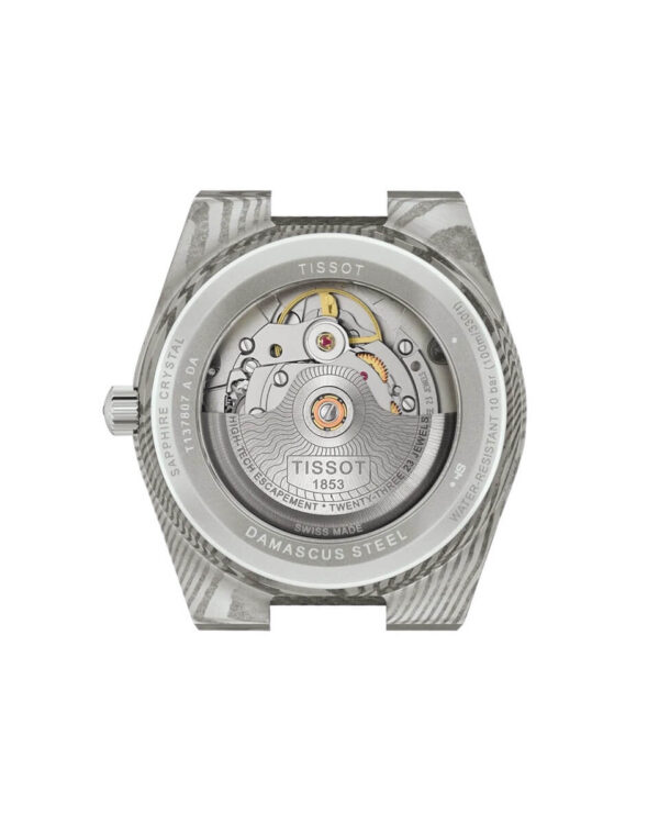 Vue du fond de boîtier de la montre Tissot PRX Powermatic 80 Acier Damas, laissant apparaître le mouvement automatique à travers le verre saphir et le boîtier en acier damas marbré.