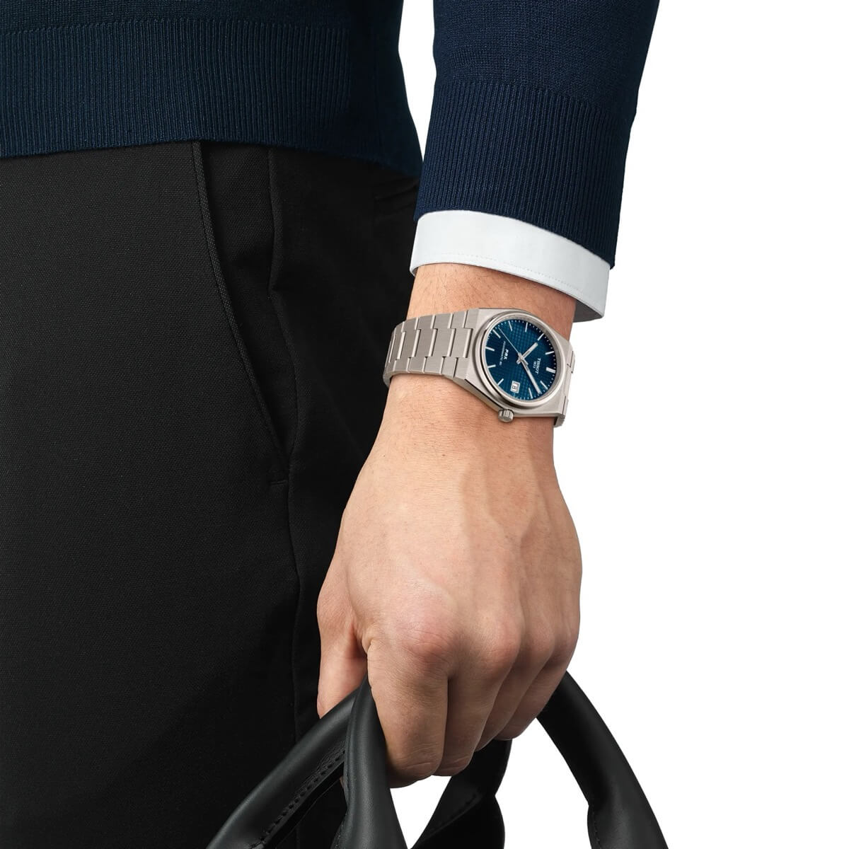 Montre Tissot PRX Powermatic 80 Titane avec cadran bleu portée au poignet, bracelet intégré en titane et design élégant.
