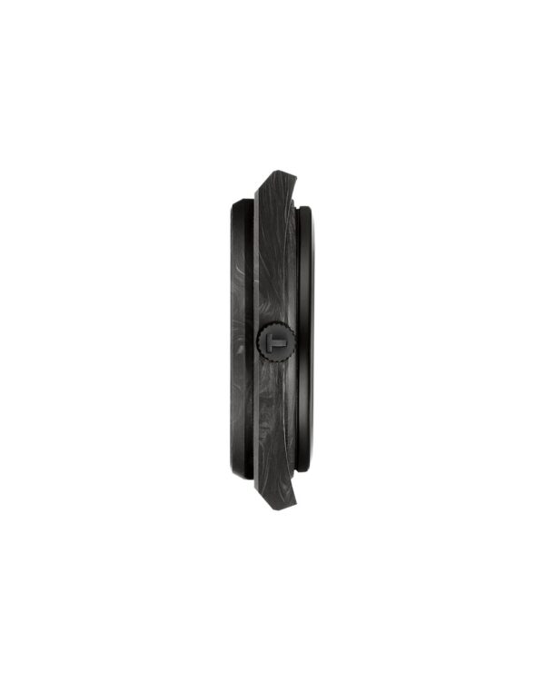 Vue de profil de la montre Tissot PRX Powermatic 80 Carbone, montrant le boîtier noir en composite de carbone et la couronne gravée du logo Tissot.