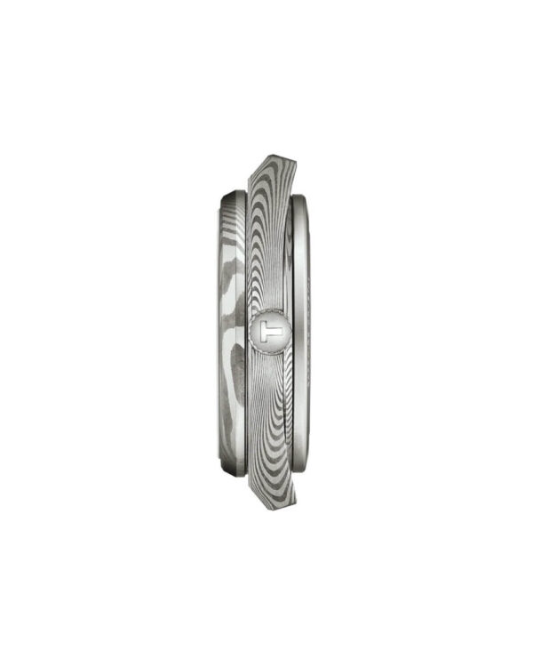 Vue de profil de la montre Tissot PRX Powermatic 80 Acier Damas, montrant le boîtier marbré typique de l’acier damas et la couronne gravée du logo Tissot.