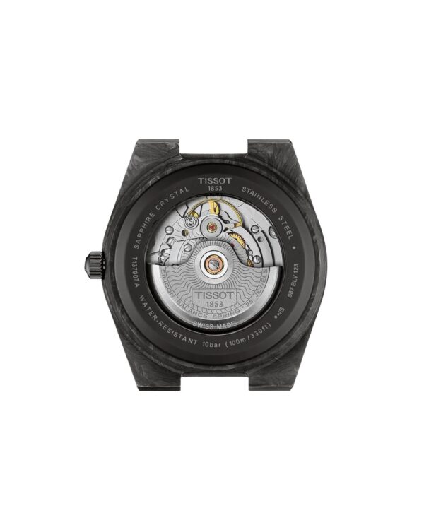 Vue du fond de boîtier de la montre Tissot PRX Powermatic 80 Carbone, dévoilant le mouvement automatique à travers le verre saphir et le boîtier en carbone noir.