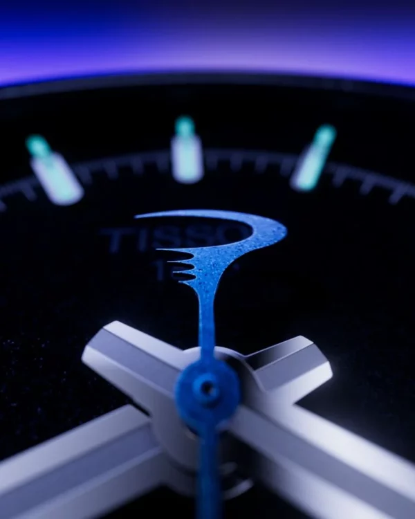 Détail montre Tissot Pinarello éclairage bleu design technique